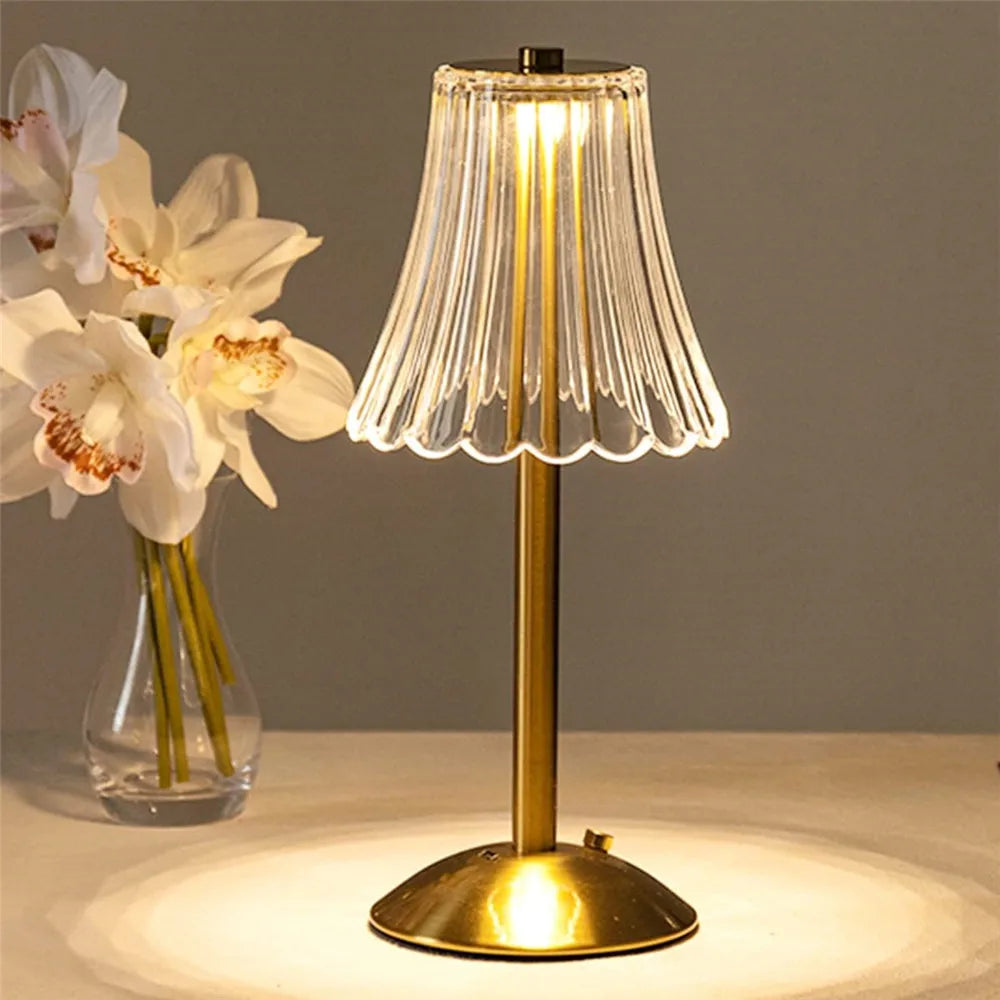 Elegancka lampa stołowa LED z kryształowym kloszem i złotym wykończeniem – włączana na dotyk