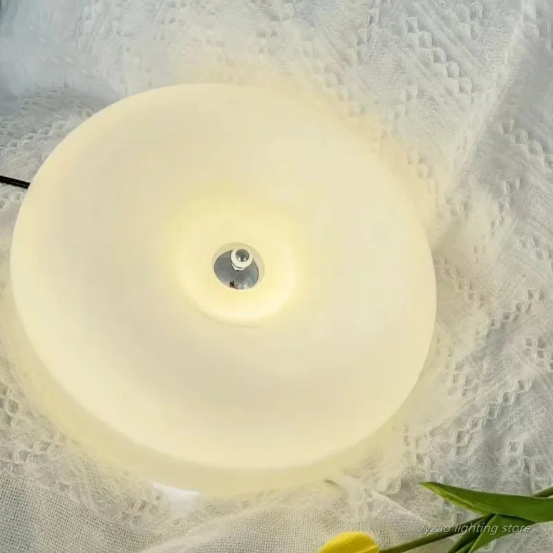 Nowoczesny plafon sufitowy – minimalistyczna lampa w połysku