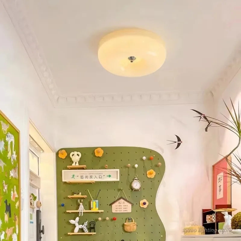 Nowoczesny plafon sufitowy – minimalistyczna lampa w połysku
