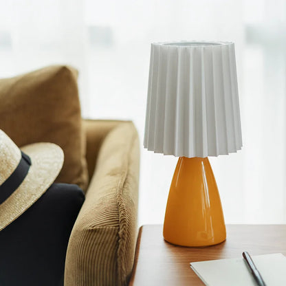 Klasyczna lampa stołowa z plisowanym abażurem w stylu Bauhaus