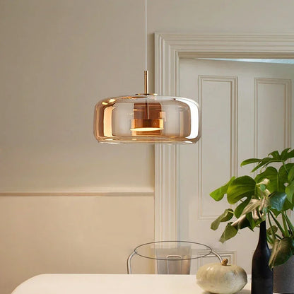 Szklana lampa wisząca LED w stylu nowoczesnym – minimalistyczny klosz i złote wykończenie