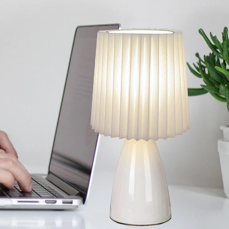 Klasyczna lampa stołowa z plisowanym abażurem w stylu Bauhaus