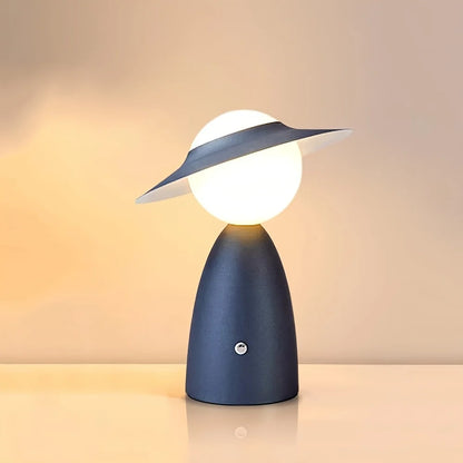 Lampa stołowa LED w kształcie postaci z kapeluszem – designerska lampka nocna do salonu lub sypialni