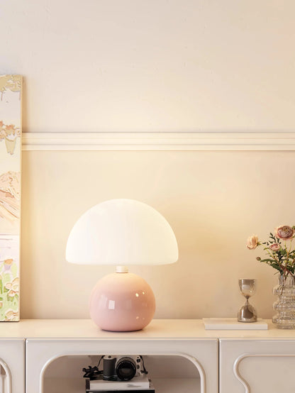 Nowoczesna lampa stołowa z kulistą podstawą i kloszem w kształcie grzybka – styl minimalistyczny