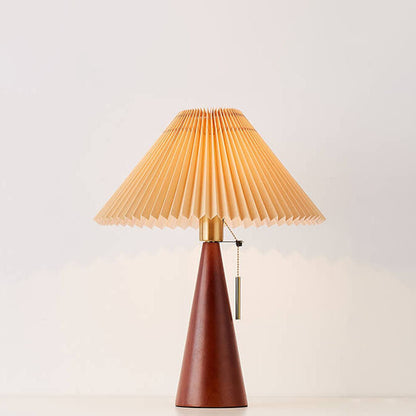 Lampa stołowa z plisowanym kloszem – drewniana podstawa, styl skandynawski