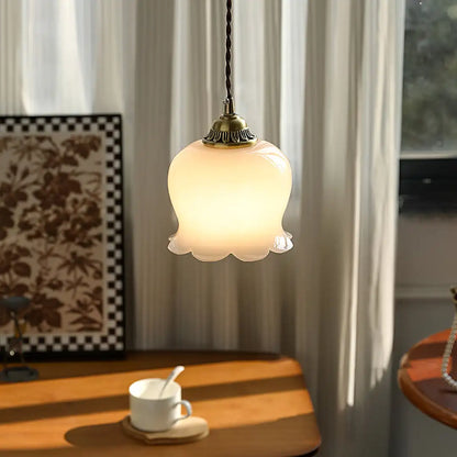 Lampa wisząca retro – szklany klosz w stylu vintage z metalową oprawą