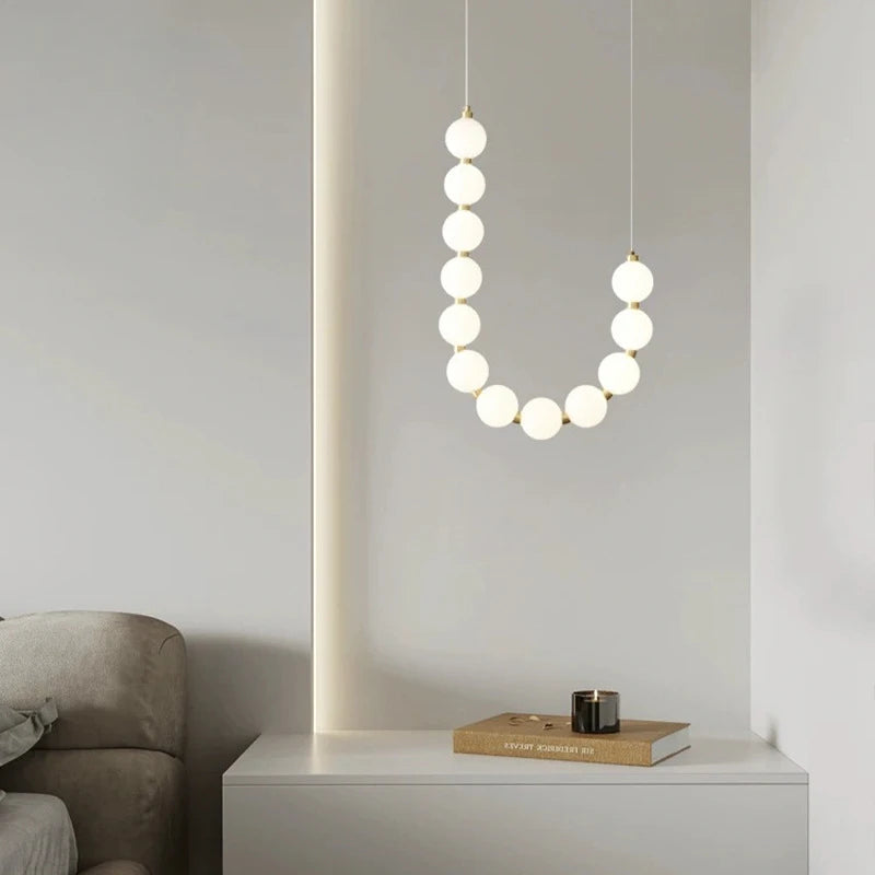 Lampa wisząca LED nowoczesna – efektowna forma naszyjnika z kulami świetlnymi