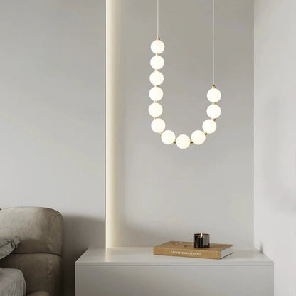 Lampa wisząca LED nowoczesna – efektowna forma naszyjnika z kulami świetlnymi