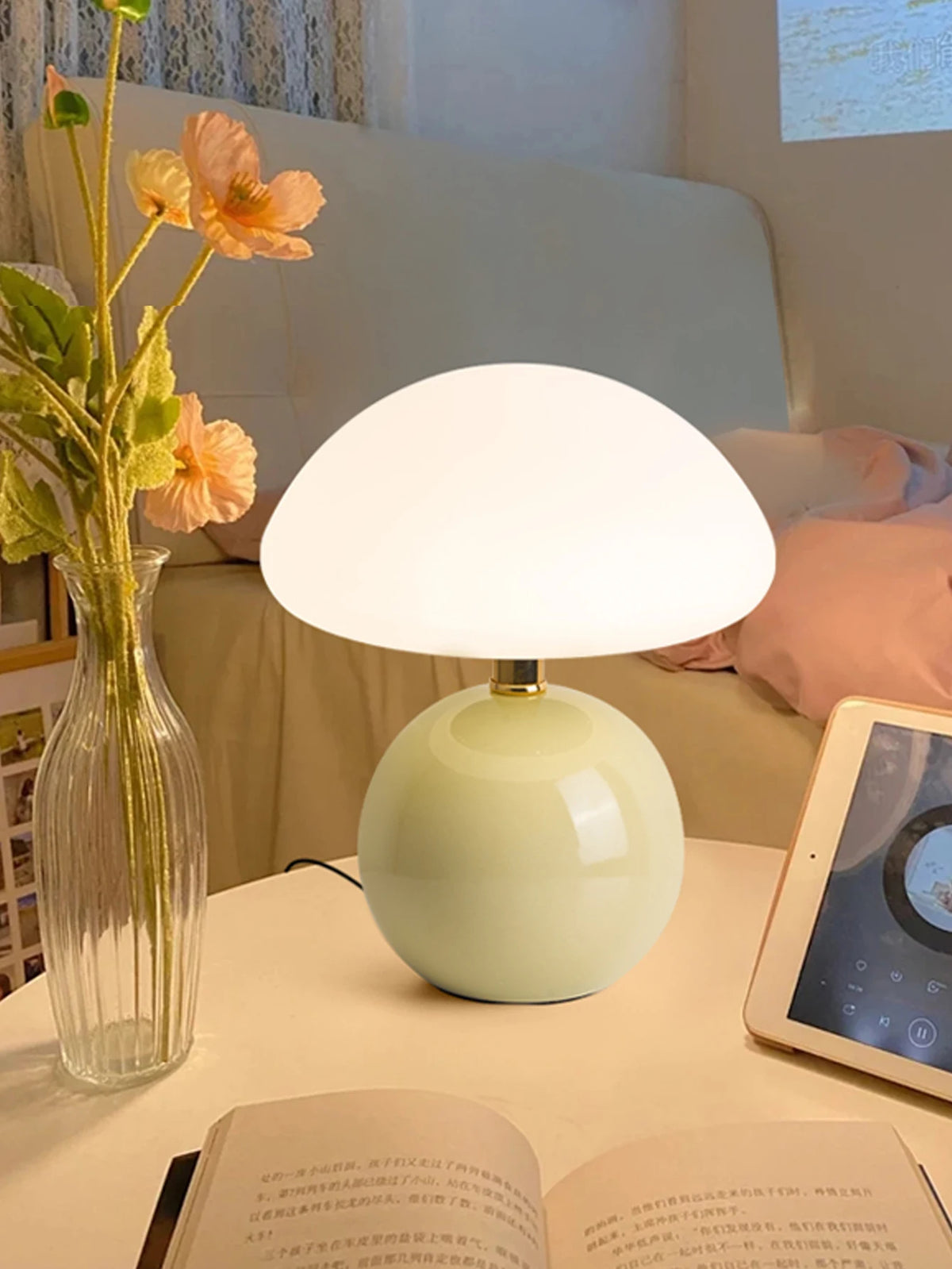 Nowoczesna lampa stołowa z kulistą podstawą i kloszem w kształcie grzybka – styl minimalistyczny