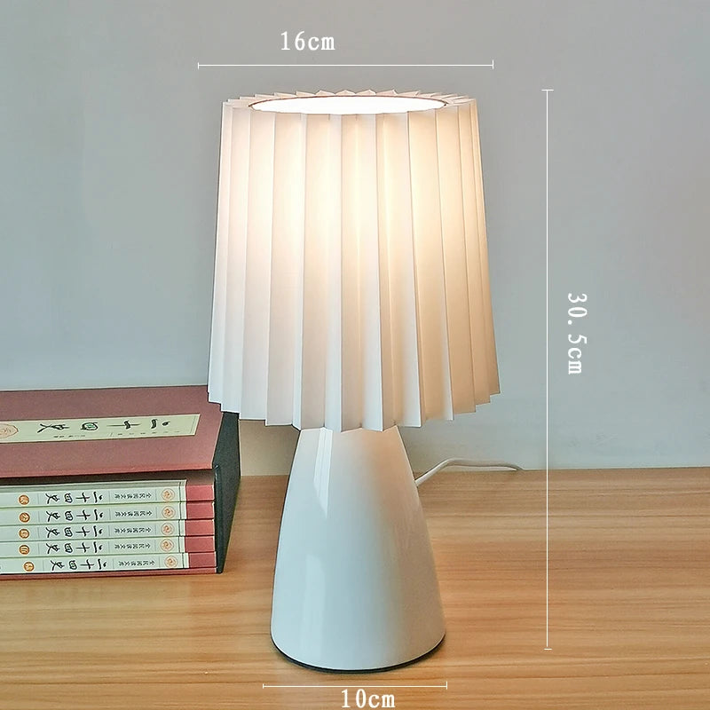 Klasyczna lampa stołowa z plisowanym abażurem w stylu Bauhaus