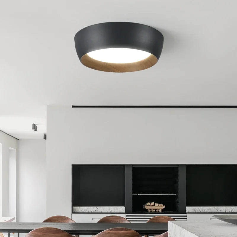 Nowoczesna lampa sufitowa LED z drewnianym akcentem
