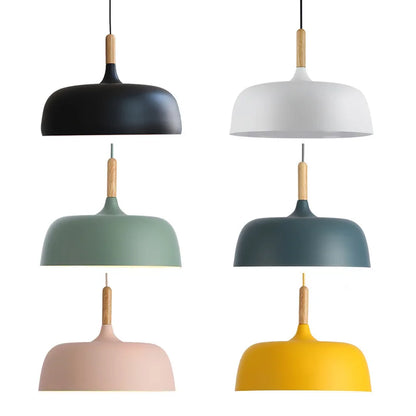 Nowoczesna metalowa lampa wisząca z drewnianym akcentem – minimalistyczny styl skandynawski