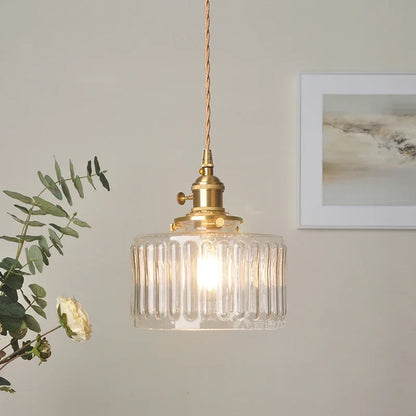 Szklana lampa wisząca w stylu vintage z ryflowanym kloszem i złotym wykończeniem