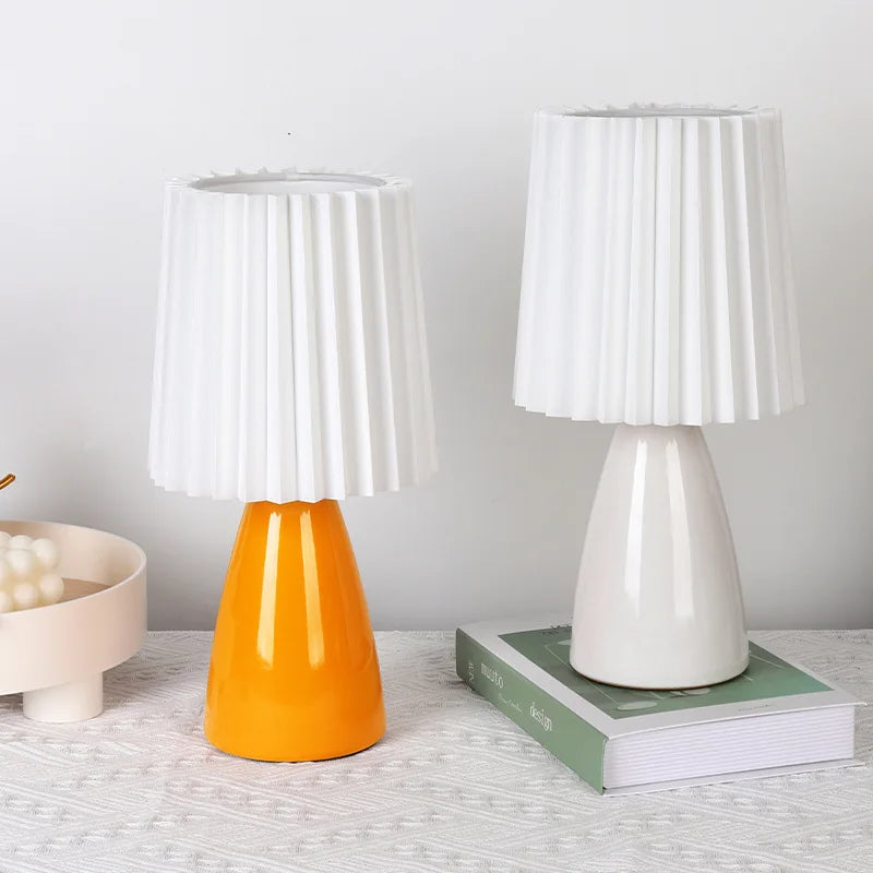 Klasyczna lampa stołowa z plisowanym abażurem w stylu Bauhaus
