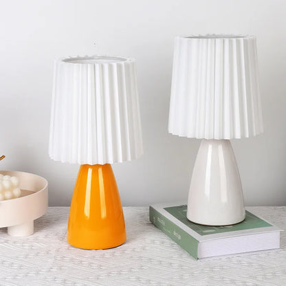 Klasyczna lampa stołowa z plisowanym abażurem w stylu Bauhaus