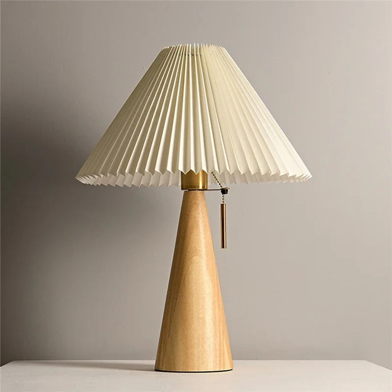 Lampa stołowa z plisowanym kloszem – drewniana podstawa, styl skandynawski