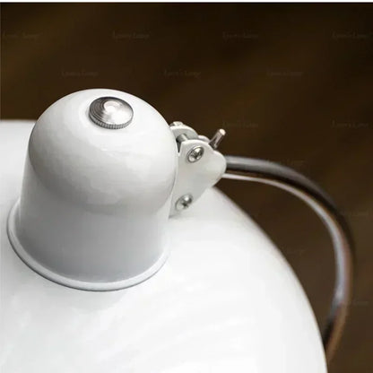 Designerska lampa biurkowa retro – metalowa z chromowaną podstawą