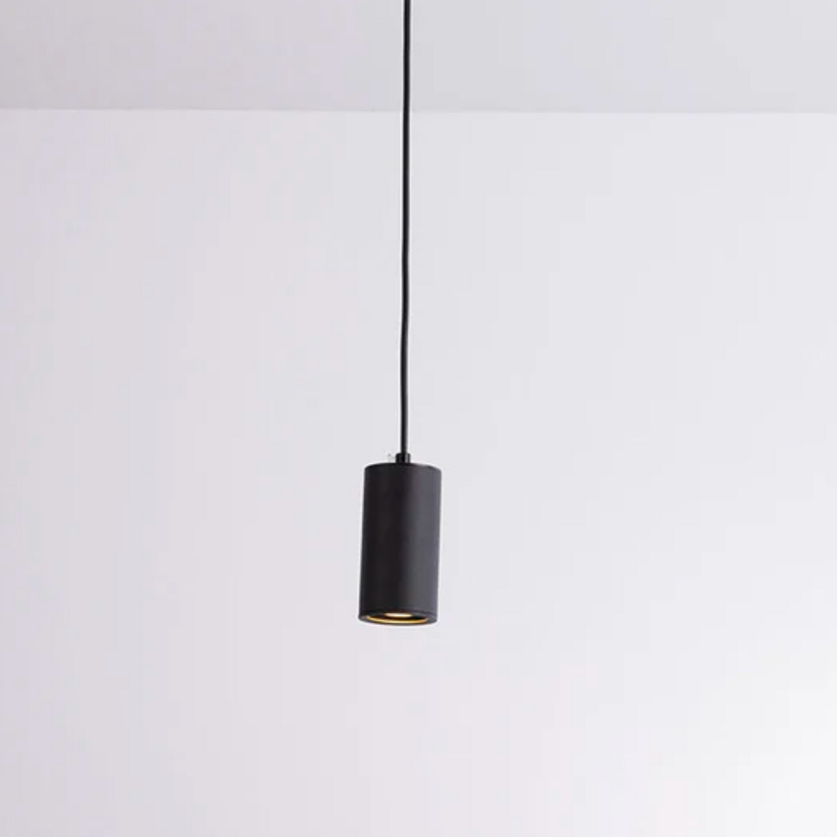 Nowoczesna lampa wisząca typu spot – elegancja w minimalistycznym wydaniu