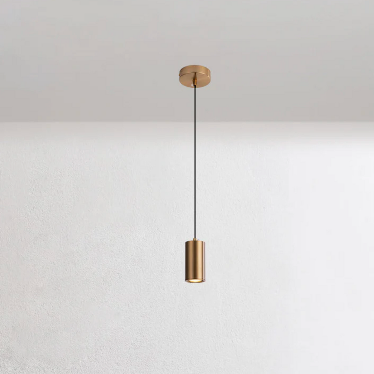 Nowoczesna lampa wisząca typu spot – elegancja w minimalistycznym wydaniu