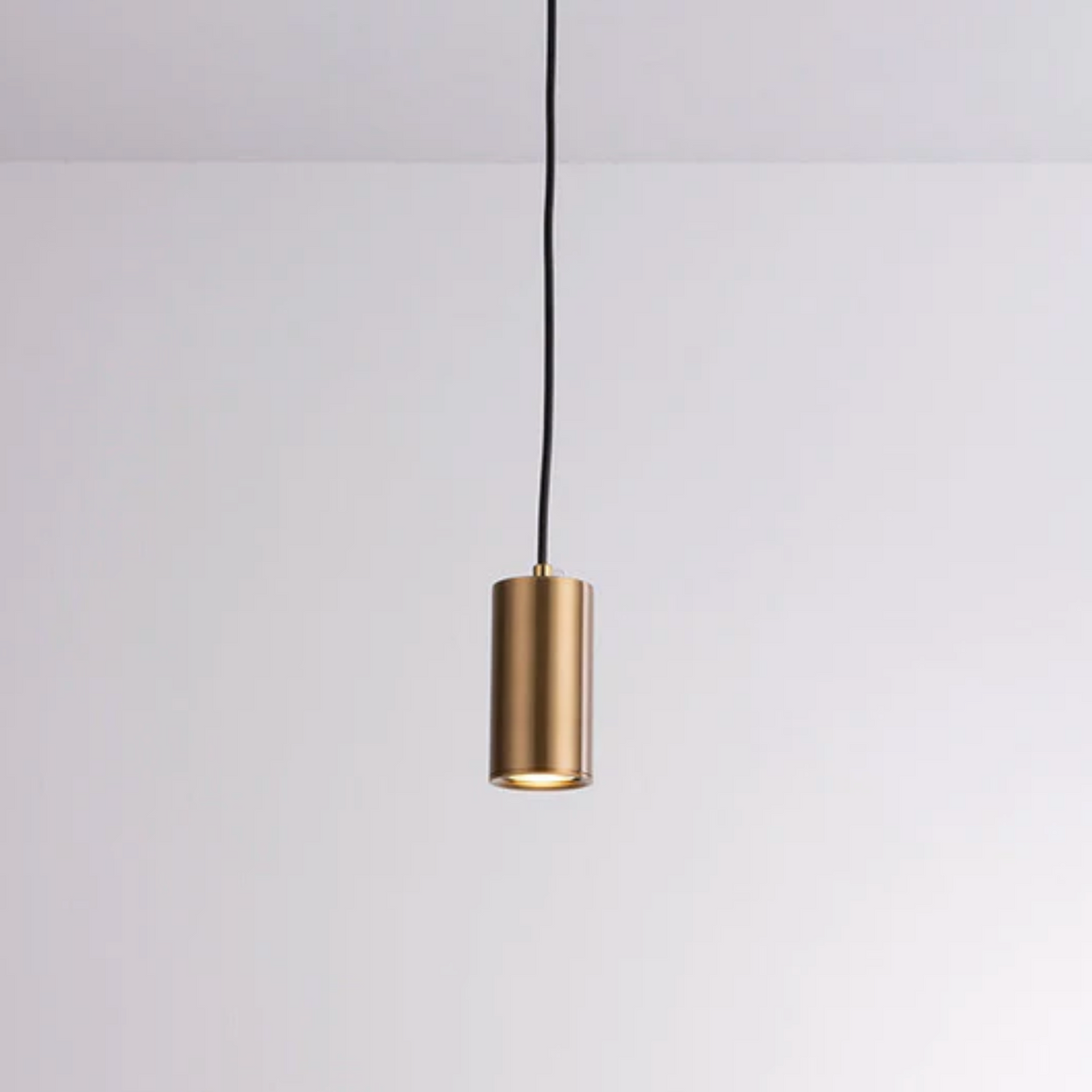 Nowoczesna lampa wisząca typu spot – elegancja w minimalistycznym wydaniu