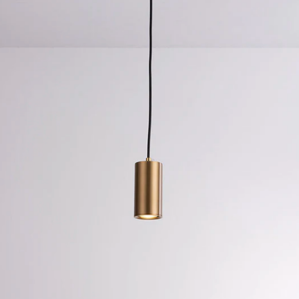 Nowoczesna lampa wisząca typu spot – elegancja w minimalistycznym wydaniu