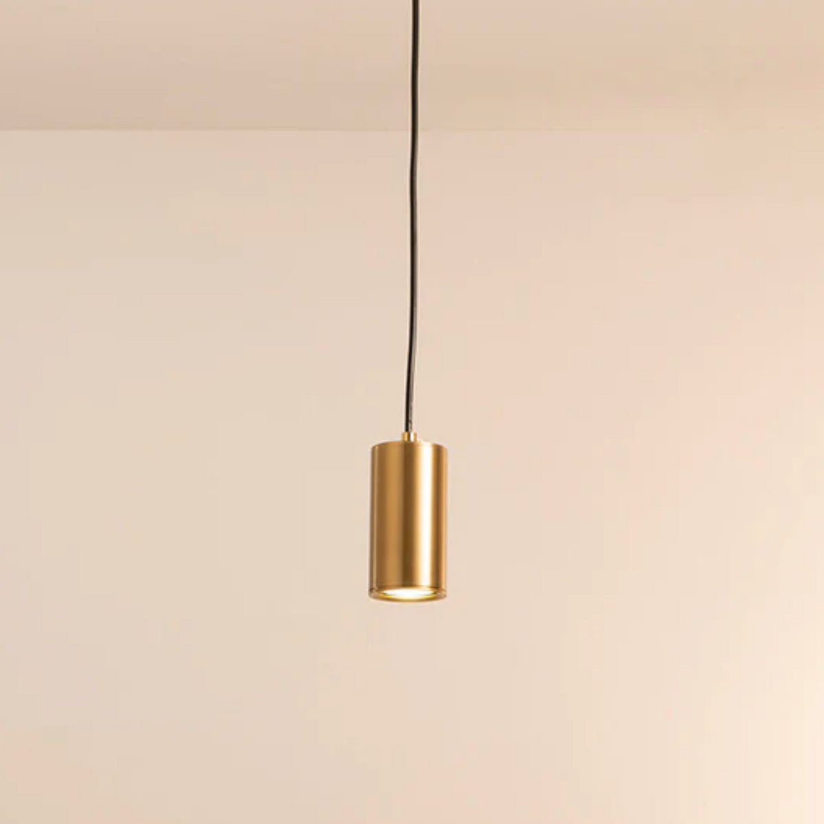 Nowoczesna lampa wisząca typu spot – elegancja w minimalistycznym wydaniu