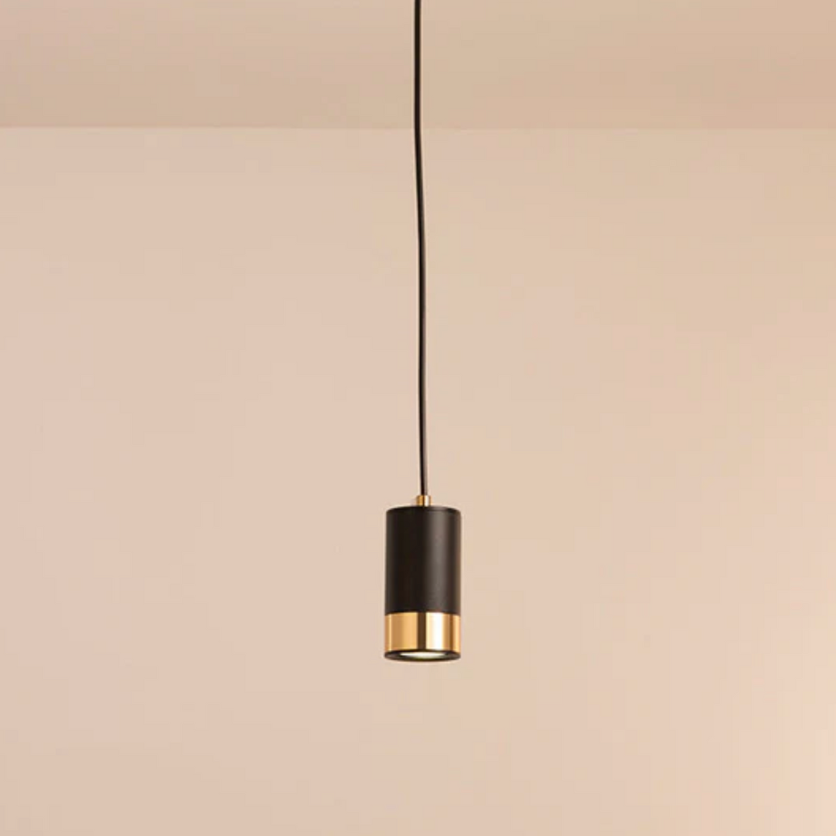 Nowoczesna lampa wisząca typu spot – elegancja w minimalistycznym wydaniu