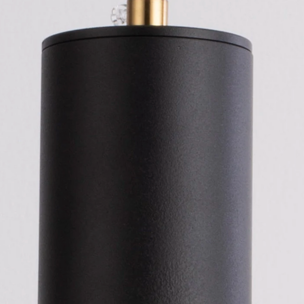 Nowoczesna lampa wisząca typu spot – elegancja w minimalistycznym wydaniu