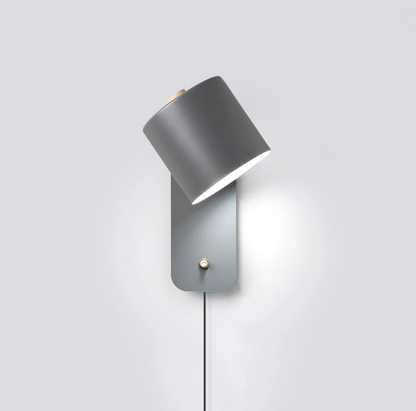 Minimalistyczna kinkietowa lampa ścienna z regulowanym kloszem
