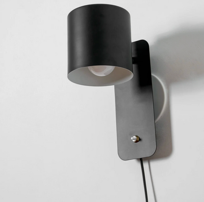 Minimalistyczna kinkietowa lampa ścienna z regulowanym kloszem
