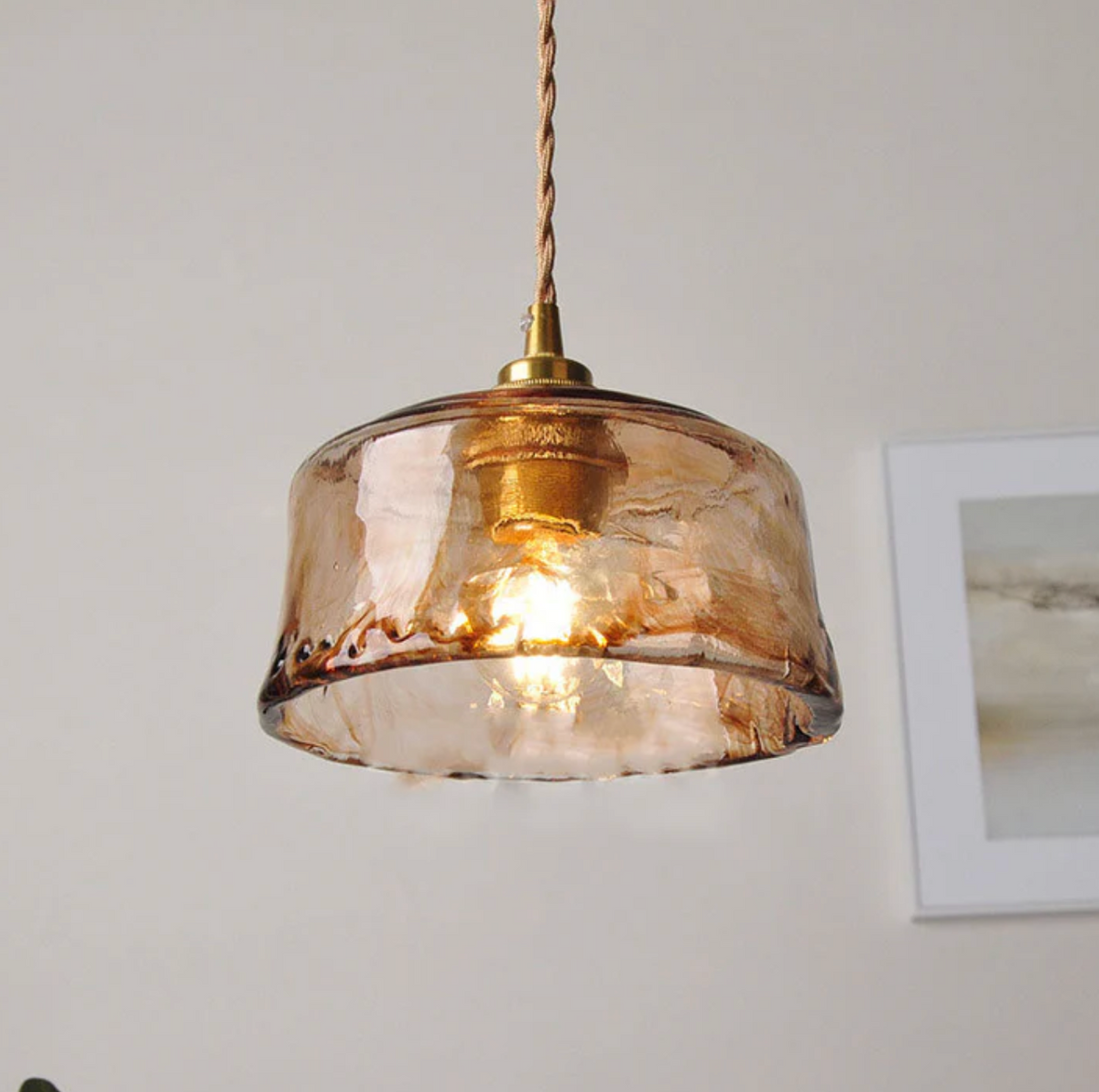 Lampa wisząca z bursztynowego szkła artystycznego z mosiężnym wykończeniem