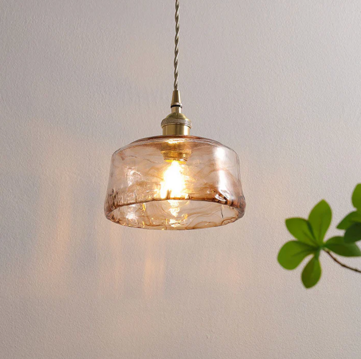 Lampa wisząca z bursztynowego szkła artystycznego z mosiężnym wykończeniem