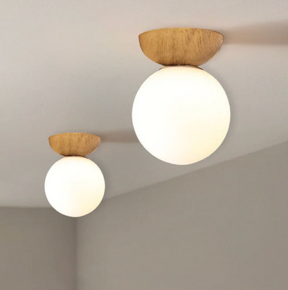 Lampa sufitowa lub wisząca z mlecznym kloszem i drewnianym akcentem – minimalistyczna elegancja do każdego wnętrza