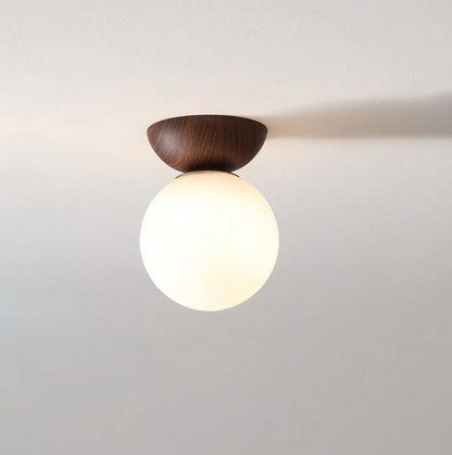 Lampa sufitowa lub wisząca z mlecznym kloszem i drewnianym akcentem – minimalistyczna elegancja do każdego wnętrza