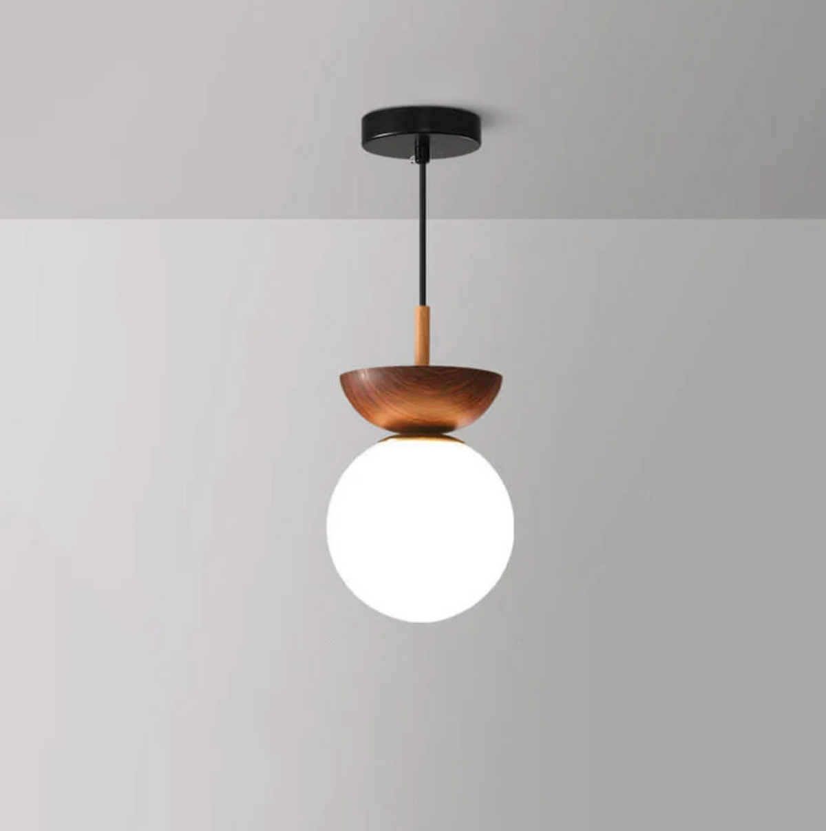 Lampa sufitowa lub wisząca z mlecznym kloszem i drewnianym akcentem – minimalistyczna elegancja do każdego wnętrza