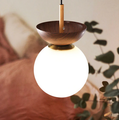 Lampa sufitowa lub wisząca z mlecznym kloszem i drewnianym akcentem – minimalistyczna elegancja do każdego wnętrza