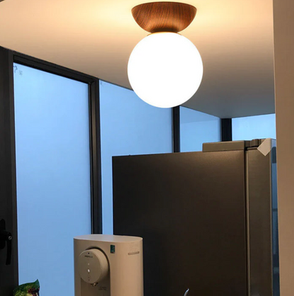 Lampa sufitowa lub wisząca z mlecznym kloszem i drewnianym akcentem – minimalistyczna elegancja do każdego wnętrza