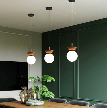Lampa sufitowa lub wisząca z mlecznym kloszem i drewnianym akcentem – minimalistyczna elegancja do każdego wnętrza
