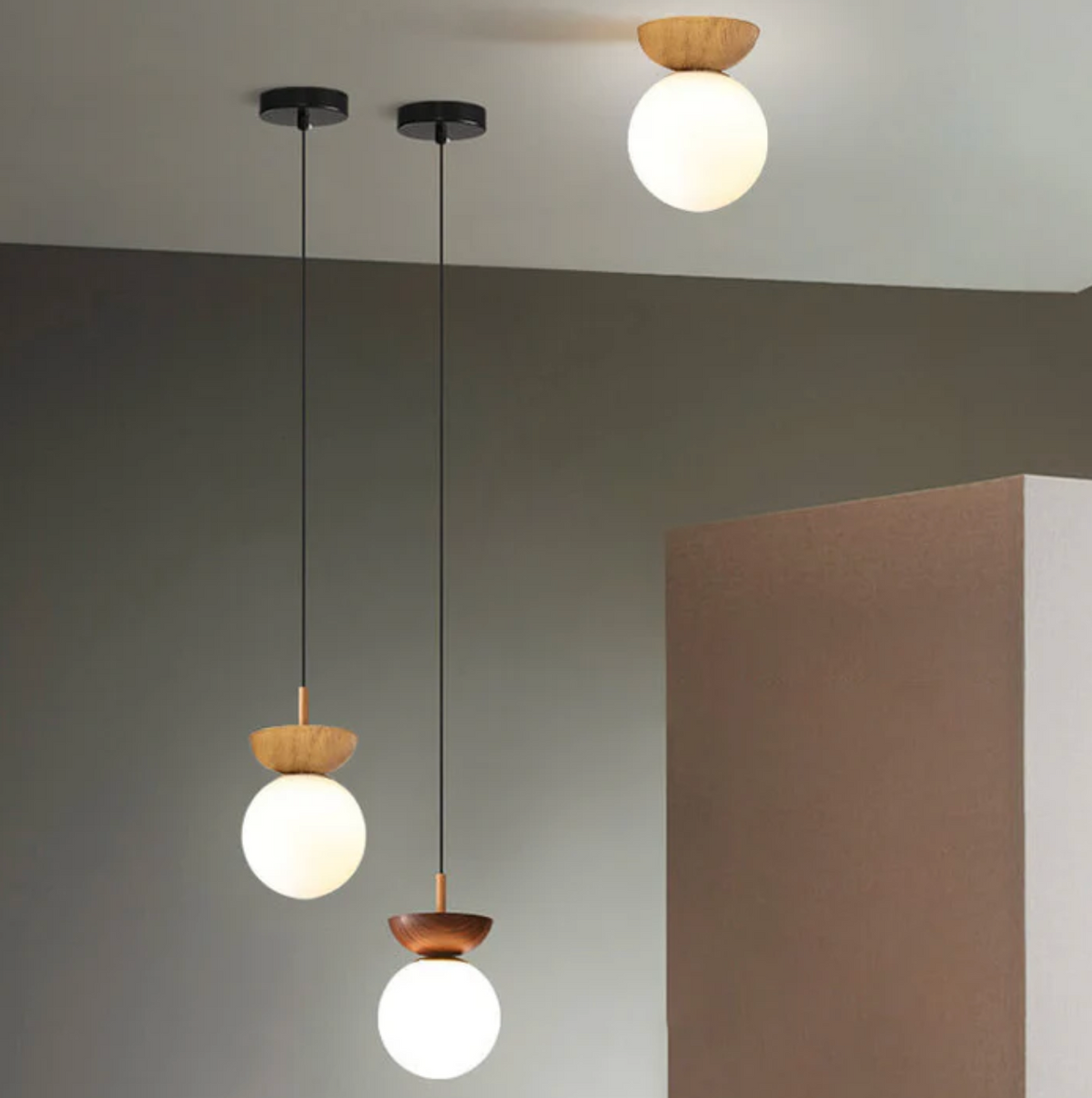 Lampa sufitowa lub wisząca z mlecznym kloszem i drewnianym akcentem – minimalistyczna elegancja do każdego wnętrza