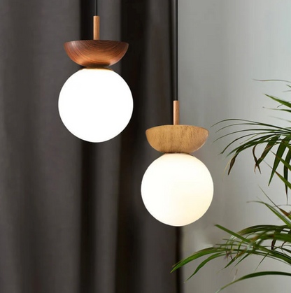 Lampa sufitowa lub wisząca z mlecznym kloszem i drewnianym akcentem – minimalistyczna elegancja do każdego wnętrza