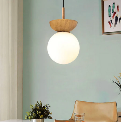 Lampa sufitowa lub wisząca z mlecznym kloszem i drewnianym akcentem – minimalistyczna elegancja do każdego wnętrza