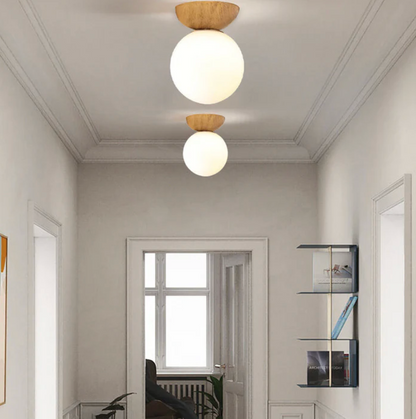 Lampa sufitowa lub wisząca z mlecznym kloszem i drewnianym akcentem – minimalistyczna elegancja do każdego wnętrza