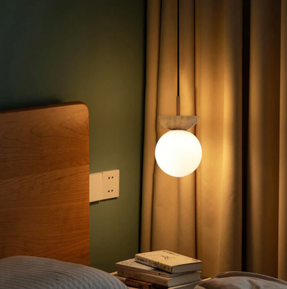 Lampa sufitowa lub wisząca z mlecznym kloszem i drewnianym akcentem – minimalistyczna elegancja do każdego wnętrza