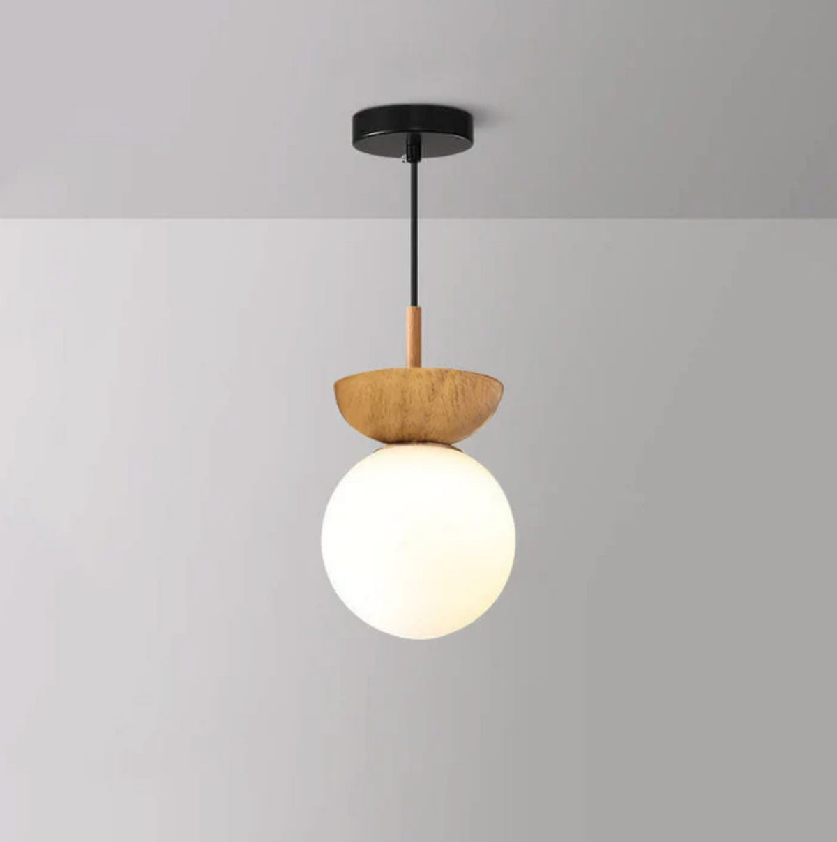 Lampa sufitowa lub wisząca z mlecznym kloszem i drewnianym akcentem – minimalistyczna elegancja do każdego wnętrza