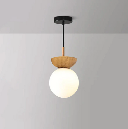Lampa sufitowa lub wisząca z mlecznym kloszem i drewnianym akcentem – minimalistyczna elegancja do każdego wnętrza
