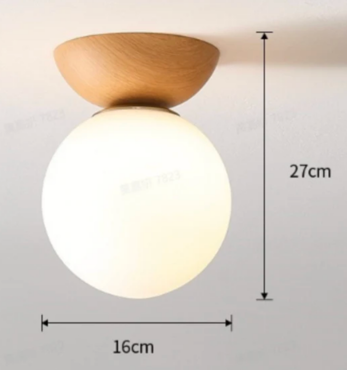 Lampa sufitowa lub wisząca z mlecznym kloszem i drewnianym akcentem – minimalistyczna elegancja do każdego wnętrza