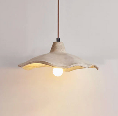 Designerska lampa wisząca z betonowym kloszem – organiczna forma i naturalny charakter