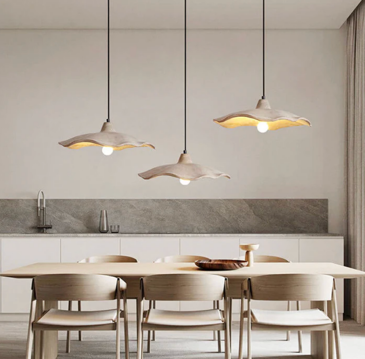 Designerska lampa wisząca z betonowym kloszem – organiczna forma i naturalny charakter