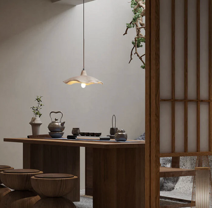 Designerska lampa wisząca z betonowym kloszem – organiczna forma i naturalny charakter