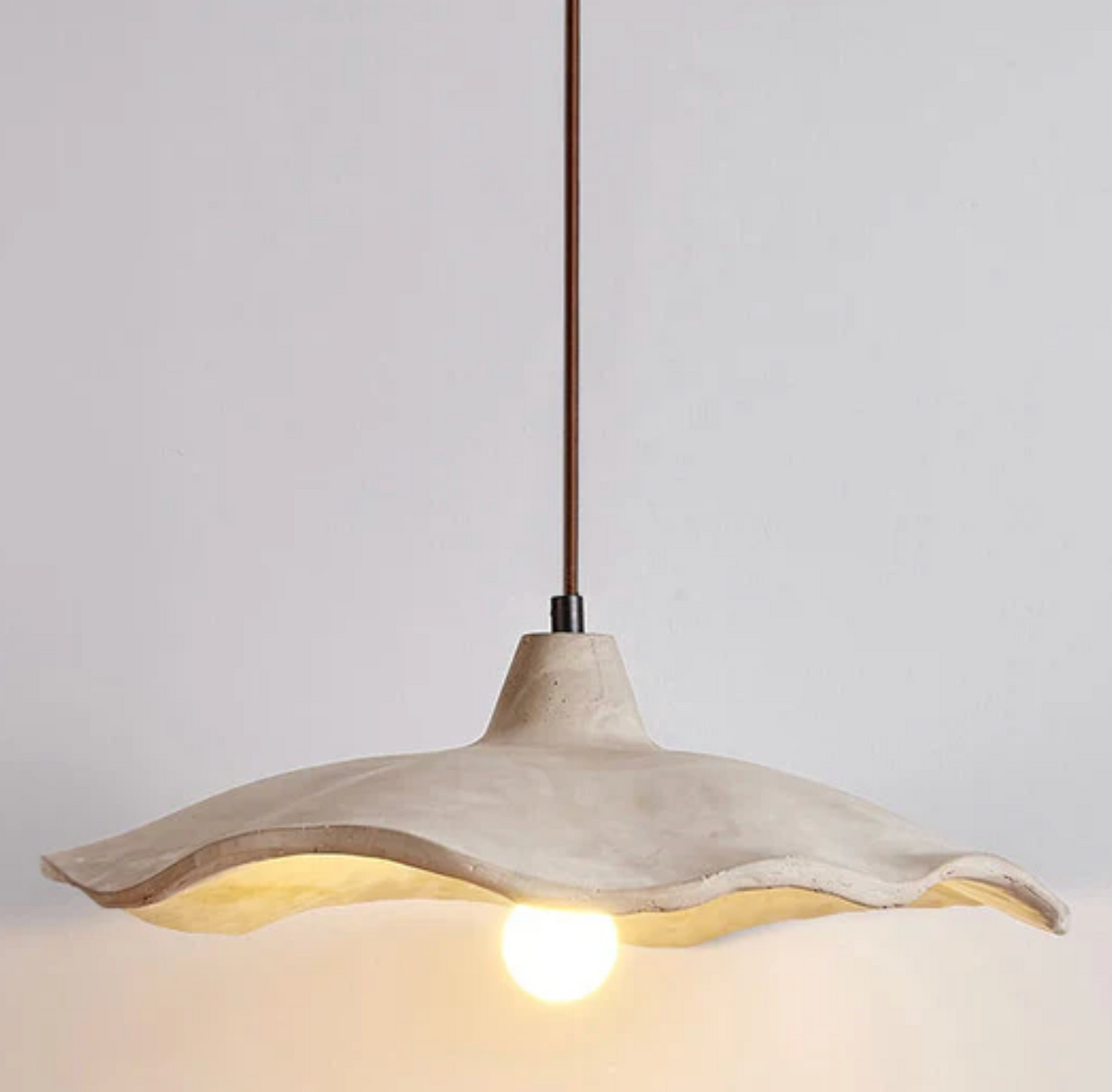 Designerska lampa wisząca z betonowym kloszem – organiczna forma i naturalny charakter